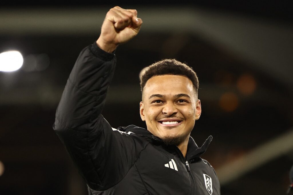 Rodrigo Muniz comemora com punhos cerrados para o alto em jogo do Fulham na Premier League