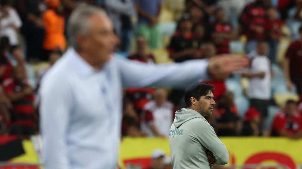 Tite passa instruções para o time com Abel Ferreira ao fundo