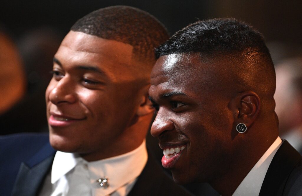 O atacante francês do Paris Saint-Germain, Kylian Mbappe (L), e o atacante brasileiro do Real Madrid, Vinicius Junior, participam da cerimônia da Bola de Ouro France Football 2019 no Teatro Chatelet, em Paris, em 2 de dezembro de 2019.