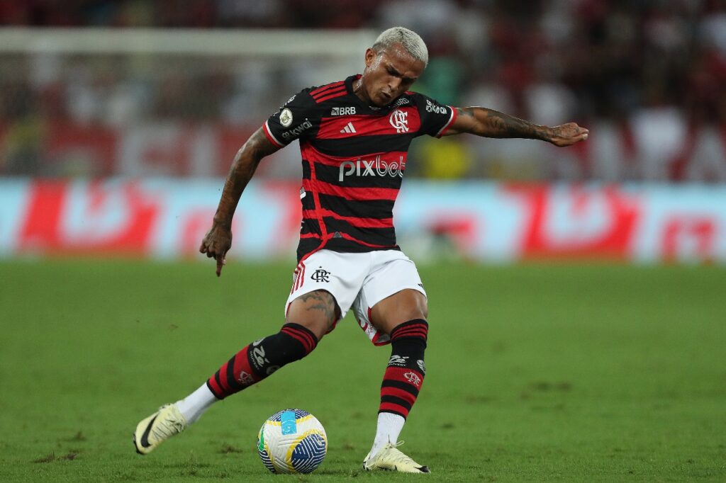 Wesley se prepara para fazer lançamento em jogo do Flamengo contra o Cuiabá pelo Brasileirão 2024