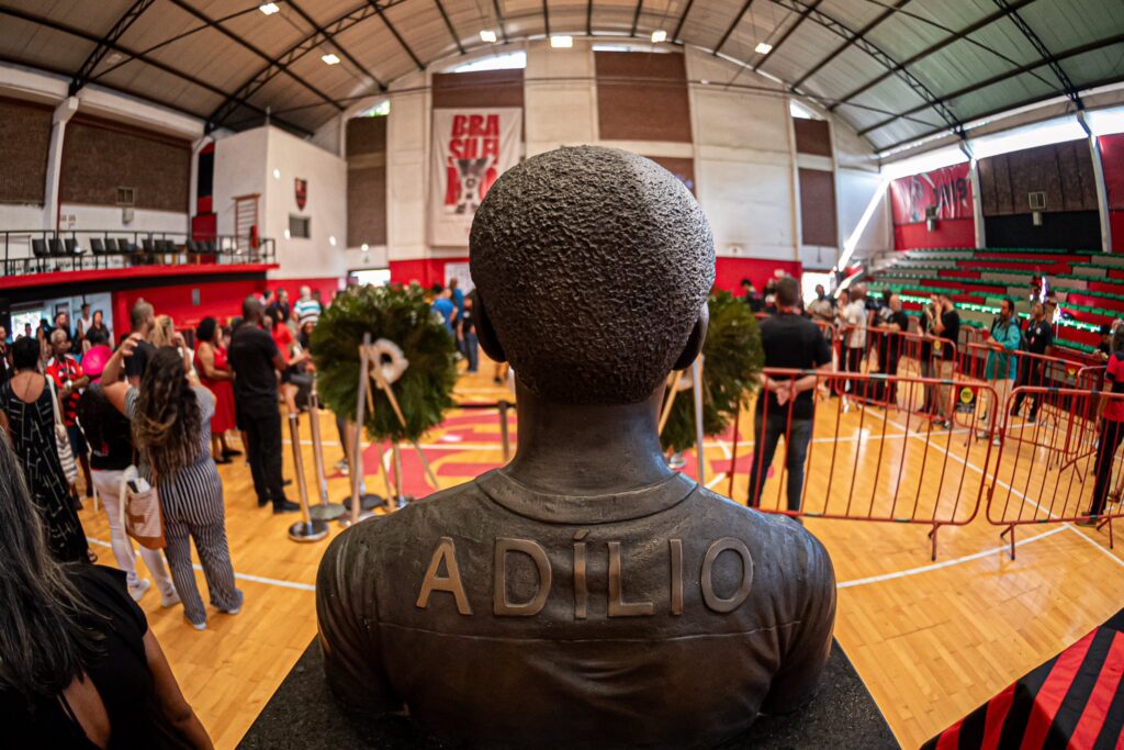 Busto de Adílio no velório realizado na Gávea, sede do Flamengo