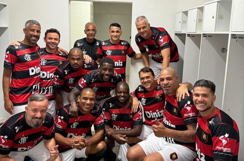 Adriano Imperador faz golaço em jogo festivo pelos 15 anos do hexa