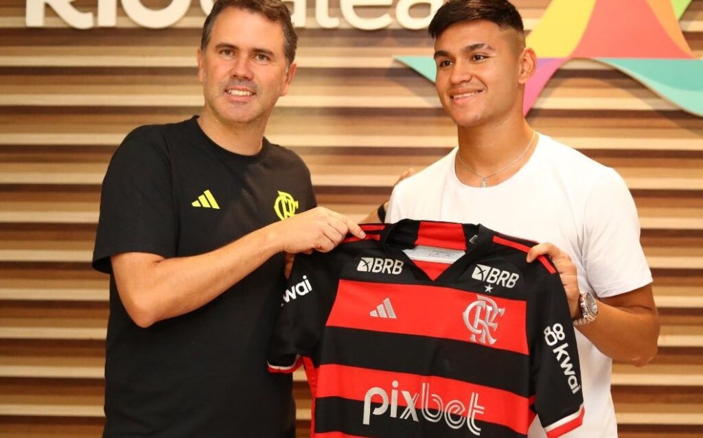 Carlos Alcaraz chega ao Rio de Janeiro com a camisa do Flamengo