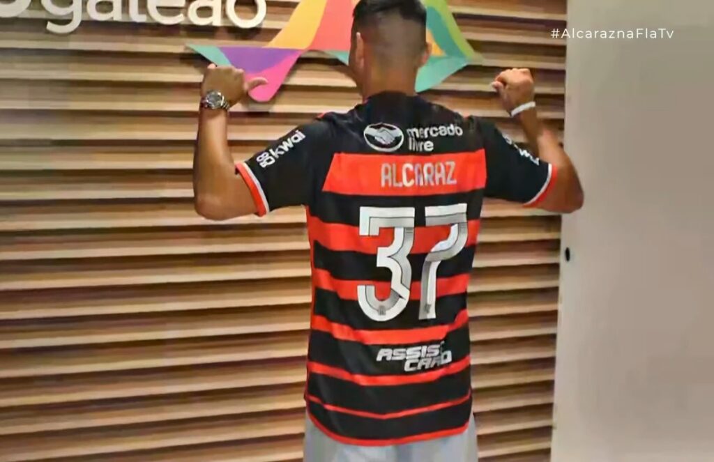 Carlos Alcaraz chega ao Rio de Janeiro e usará a camisa 37 do