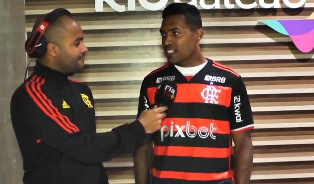 Alex Sandro olha para repórter e dá entrevista à Fla TV, canal do Flamengo