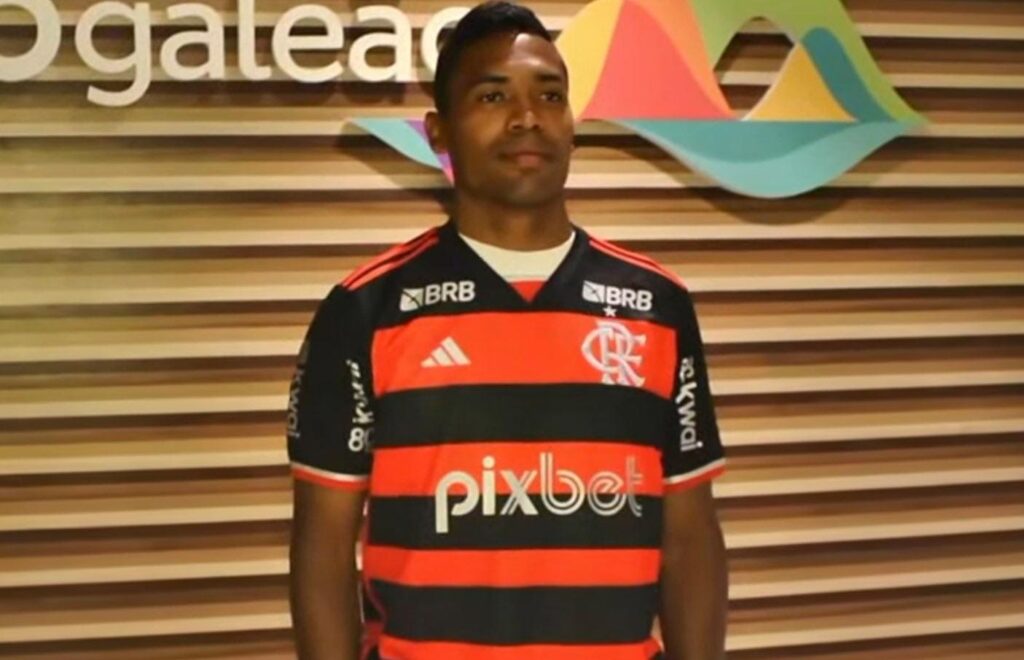 Alex Sandro posa para primeiras fotos com a camisa do Flamengo no Aeroporto Internacional do Galeão