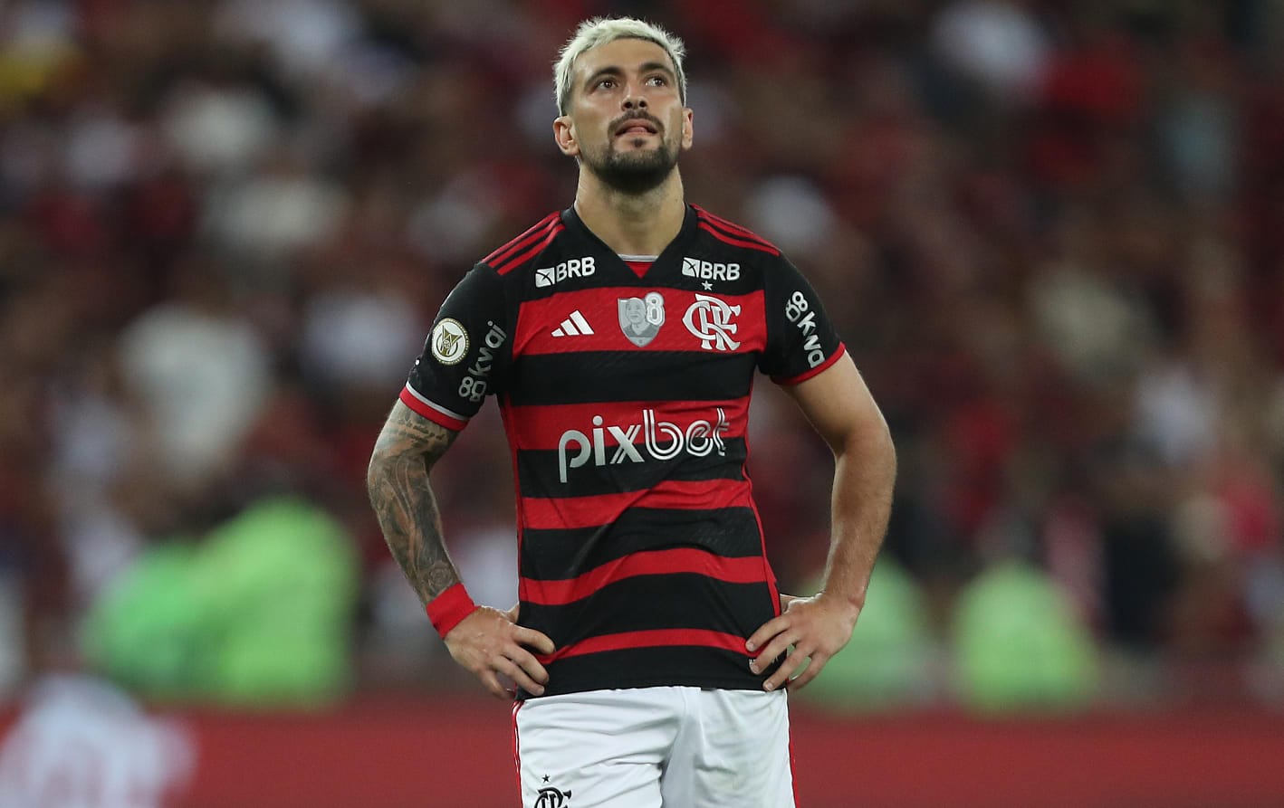 Carlinhos, último reforço do Flamengo, enfrenta obstáculos para sequência  no time.