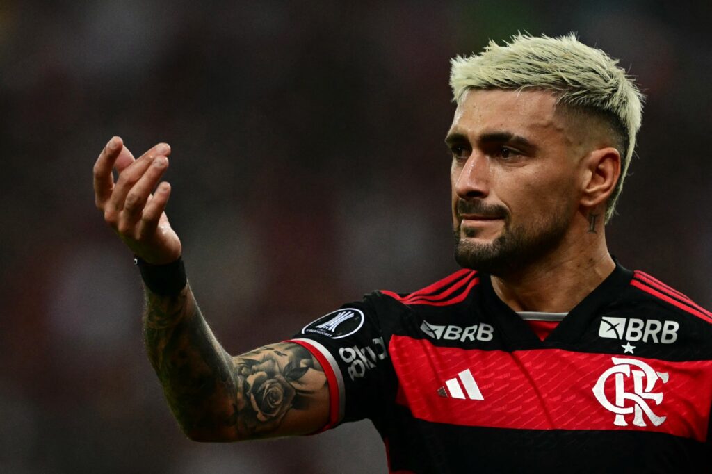 Arrascaeta em jogo do Flamengo; meia pediu substituição no início de Botafogo x Flamengo