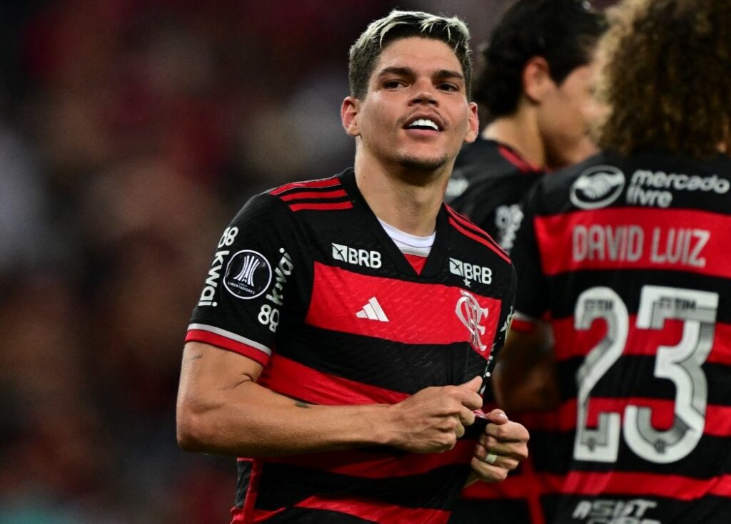 Ayrton Lucas em campo pelo Flamengo; lateral-esquerdo está suspenso de clássico contra o Vasco