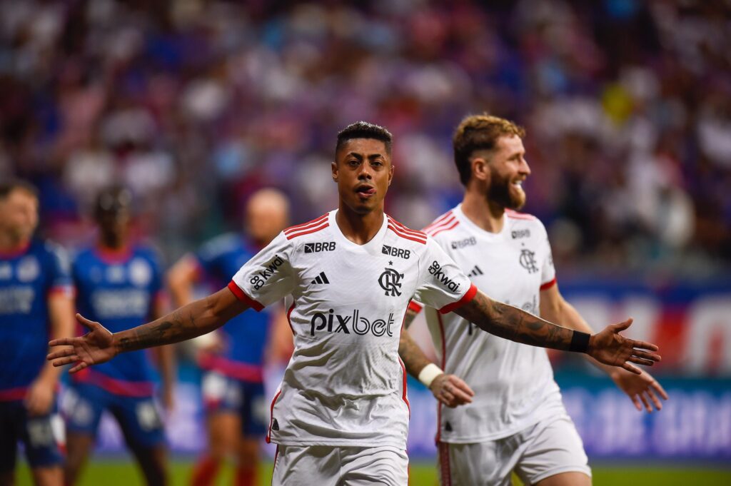 Bruno Henrique comemora o gol na partida entre Bahia e Flamengo pela Copa do Brasil