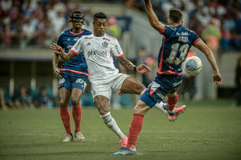 Bruno Henrique disputa bola na partida entre Flamengo e Bahia pela Copa do Brasil