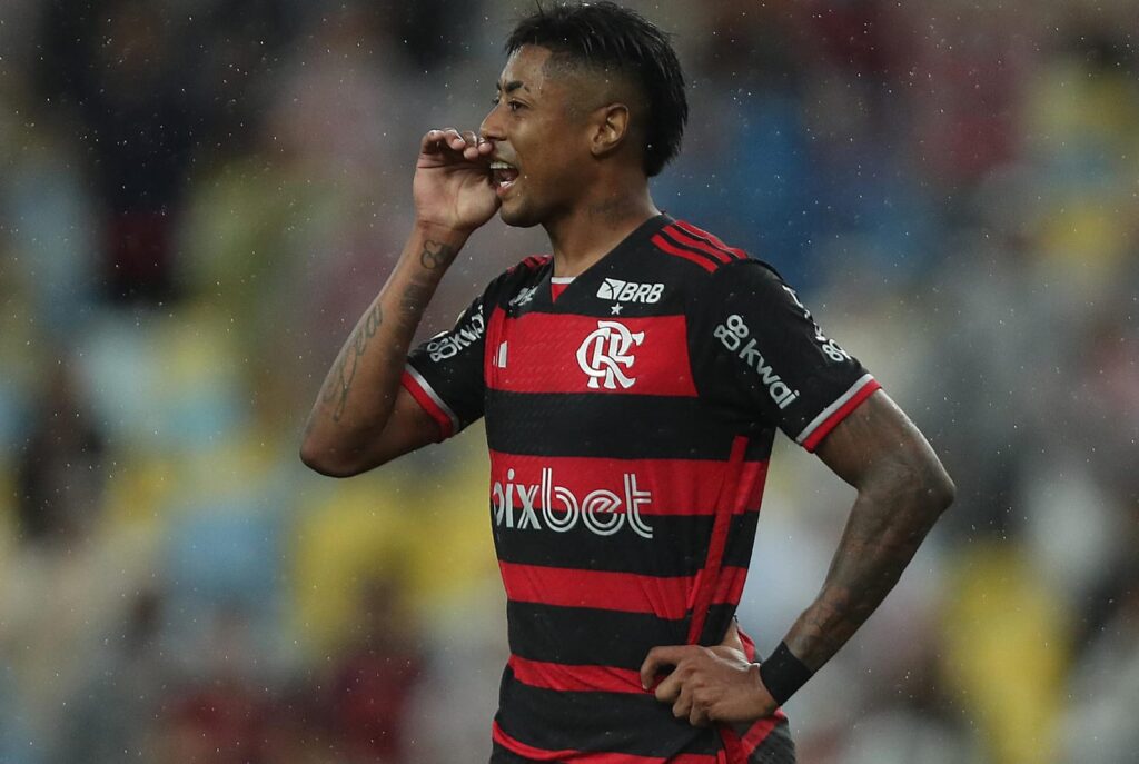 Bruno Henrique leva mão á boca e conversa com companheiros em jogo do Flamengo