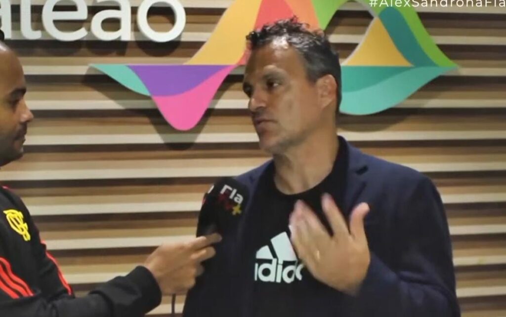 Bruno Spindel gesticula ao falar com a Fla TV sobre janela do Flamengo: Alex Sandro, Carlos Alcaraz, Gonzalo Plata e duas saídas