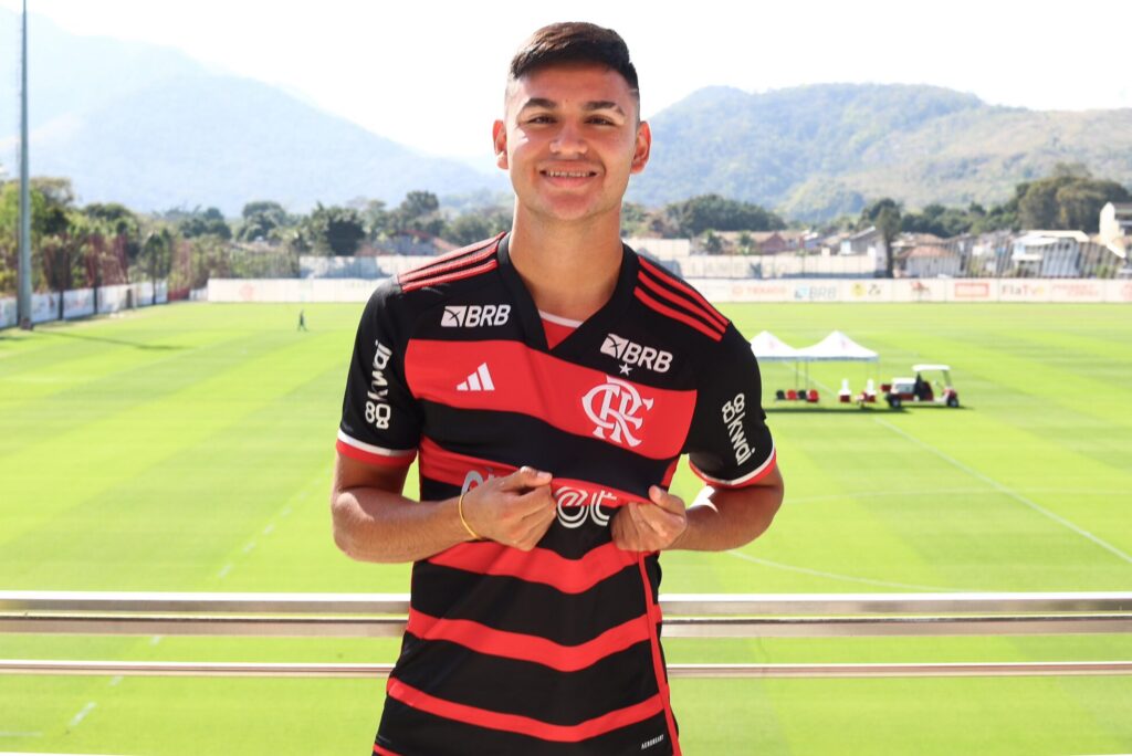 Carlos Alcaraz posa com a camisa do Flamengo no primeiro dia no Centro de Treinamento; argentino é o reforço mais caro da história do clube