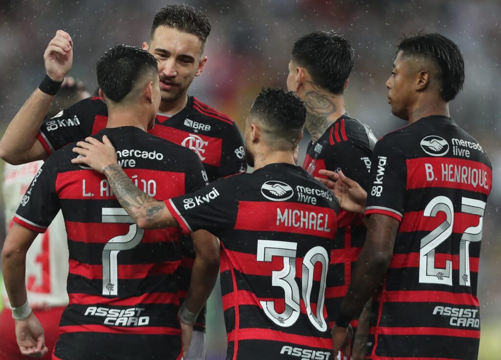 Elenco do Flamengo abraça Luiz Araújo em gol