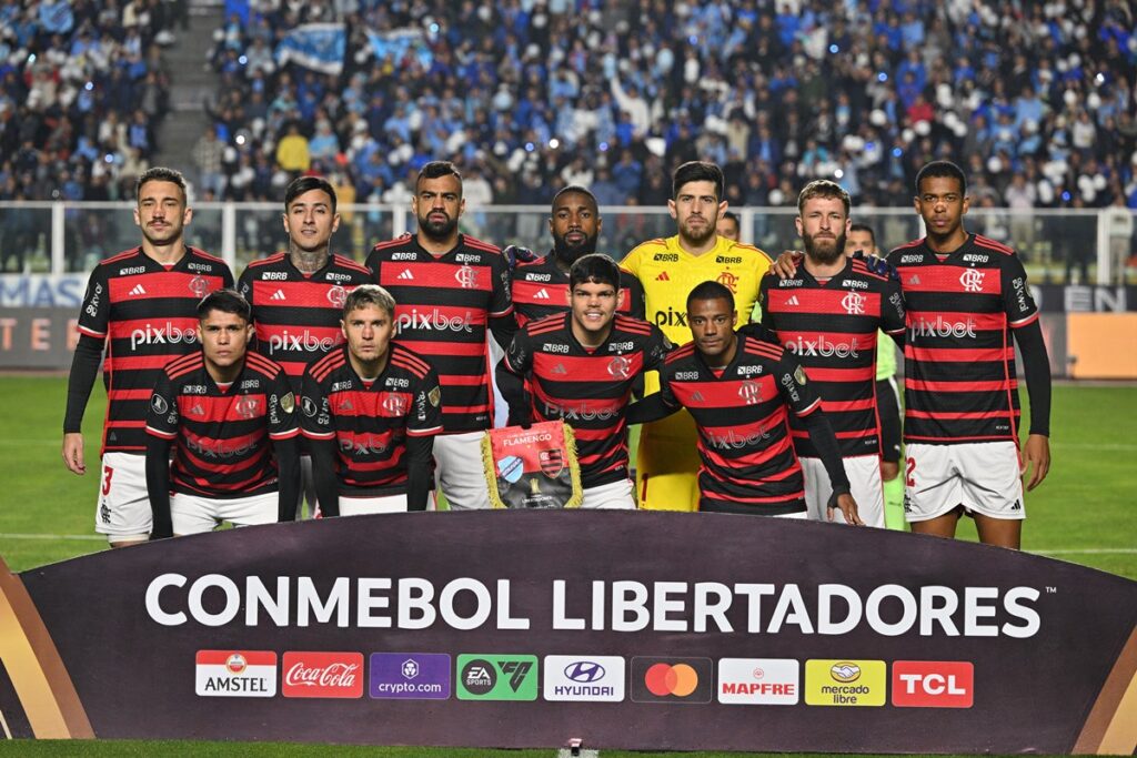 Elenco do Flamengo perfilado antes de jogo contra Bolívar em La Paz pela Libertadores 2024