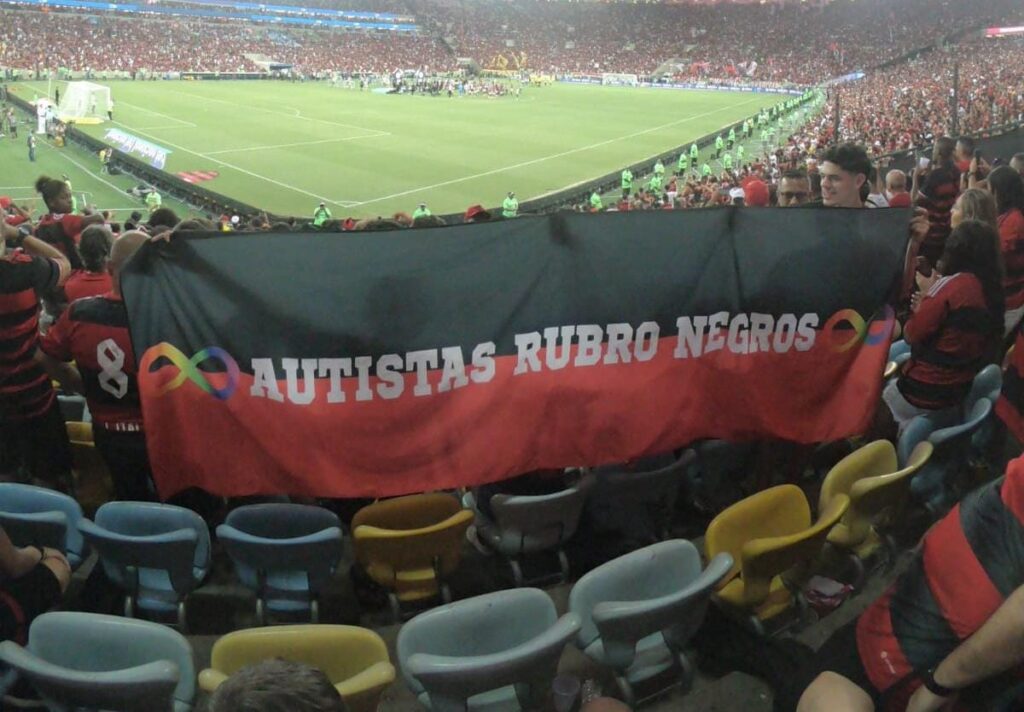 Faixa da Autistas Rubro-Negros estendida por torcedores no Maracanã