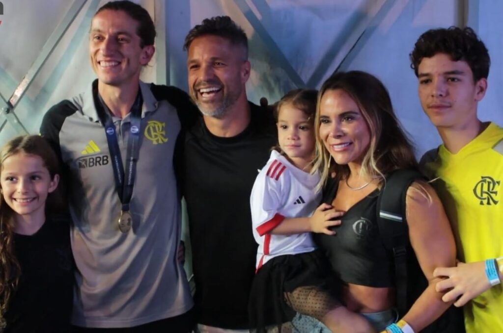 Filipe Luís posa para foto com Diego Ribas e família após conquista do mundial Sub-20 do Flamengo