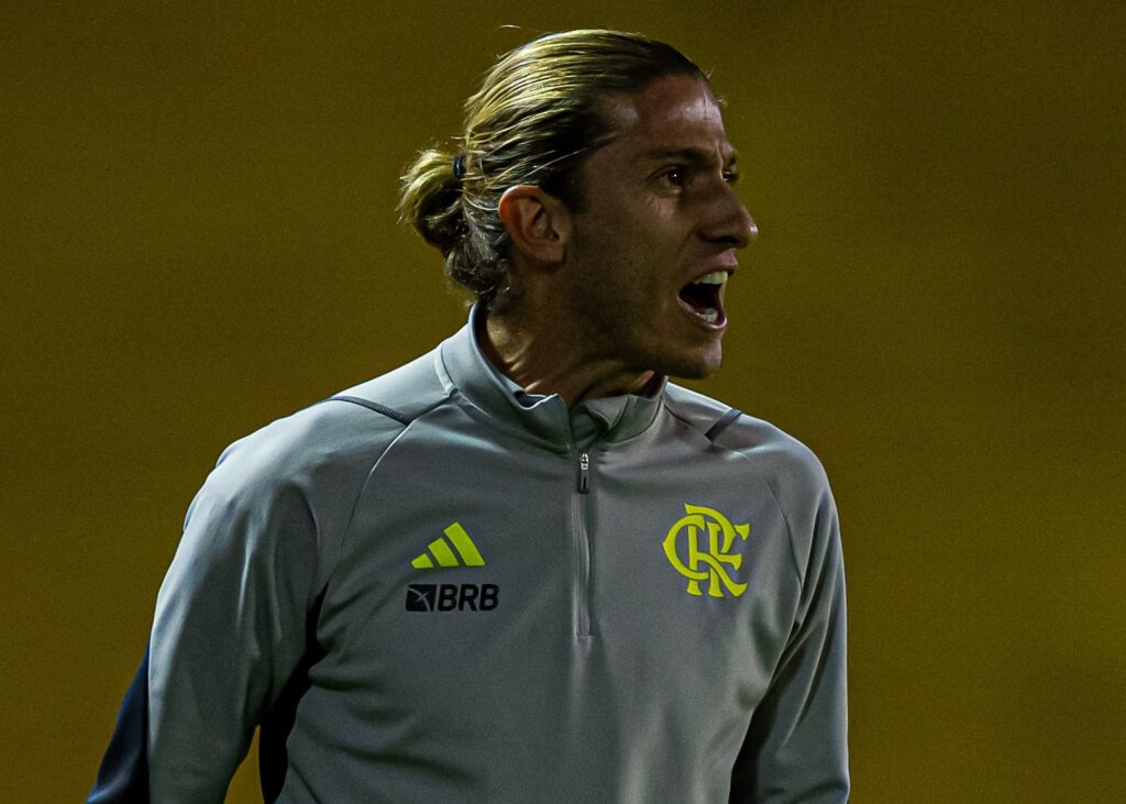 Filipe Luís em jogo do Flamengo Sub-20; técnico não pretende assumir time principal em caso de saída de Tite