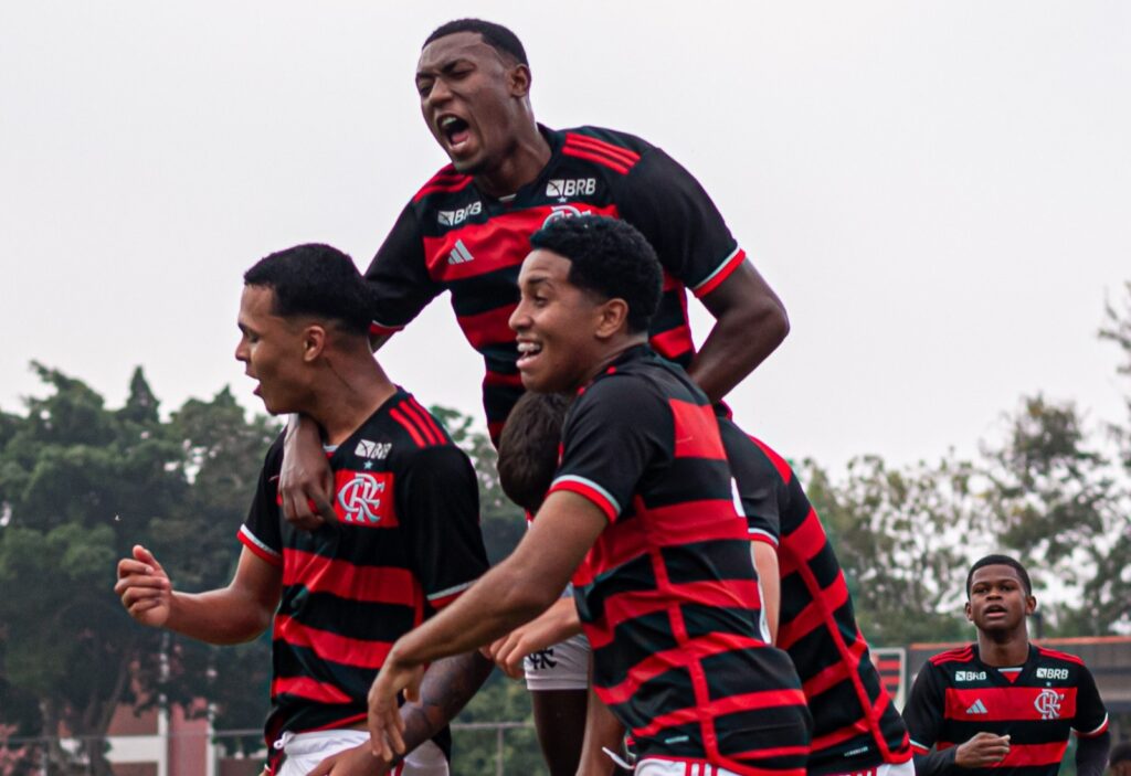 Flamengo goleia Corinthians e garante classificação no Brasileirão Sub-17