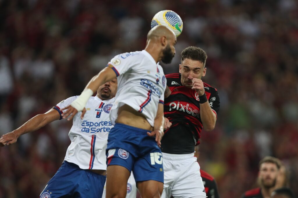 Thaciano disputa bolo no alto com Léo Ortiz em Flamengo x Bahia