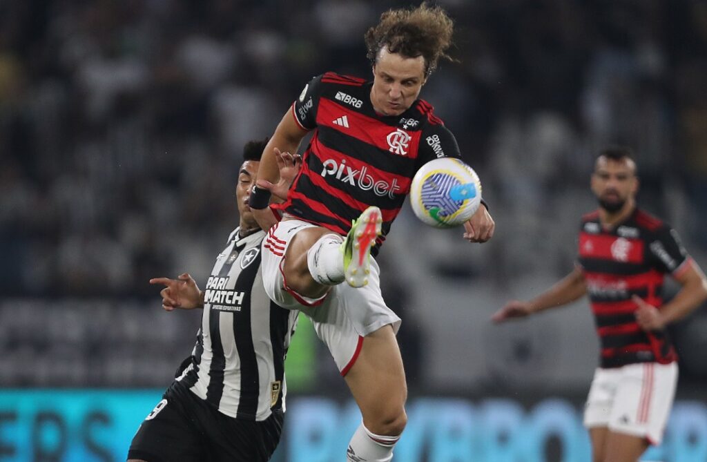 David Luiz chuta para longe em Botafogo x Flamengo; time jogou muito mal e deixou campo goleado