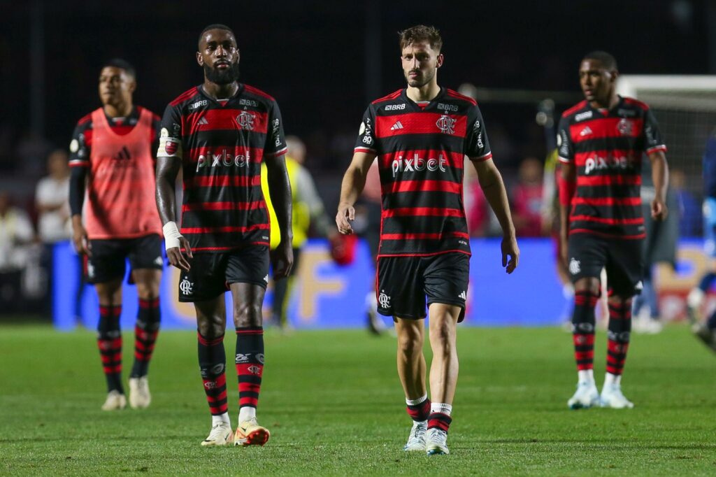 Jogadores do Flamengo deixam o campo após derrota para o São Paulo no Brasileirão