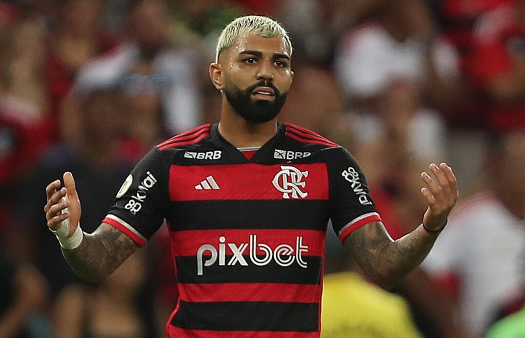 Gabigol reclama de críticas da torcida do Flamengo por balançar camisa do Palmeiras