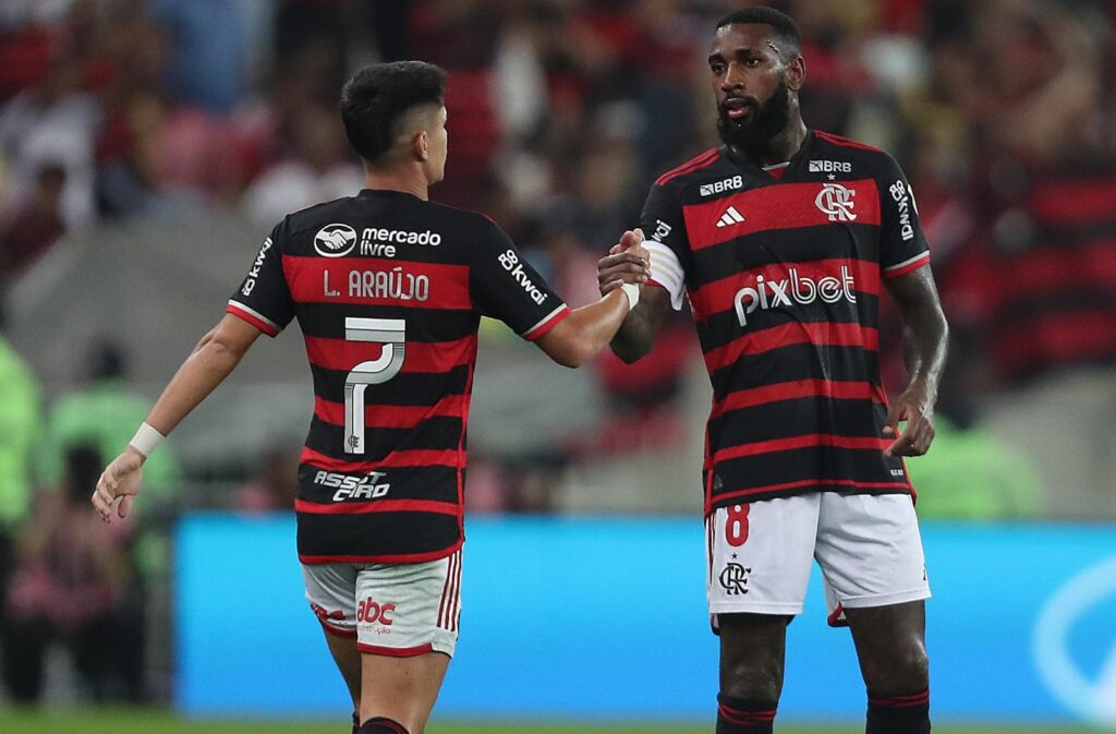 Gerson cumprimenta Luiz Araújo em jogo do Flamengo