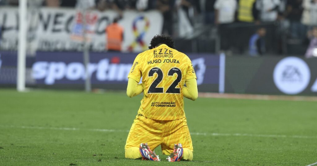 SÃO PAULO, BRASIL - 20 DE AGOSTO: Hugo Souza, do Corinthians, comemora após a partida de volta das oitavas de final da Copa CONMEBOL Sul-Americana de 2024 entre Corinthians e Bragantino Red Bull na Neo Química Arena em 20 de agosto de 2024 em São Paulo, Brasil.