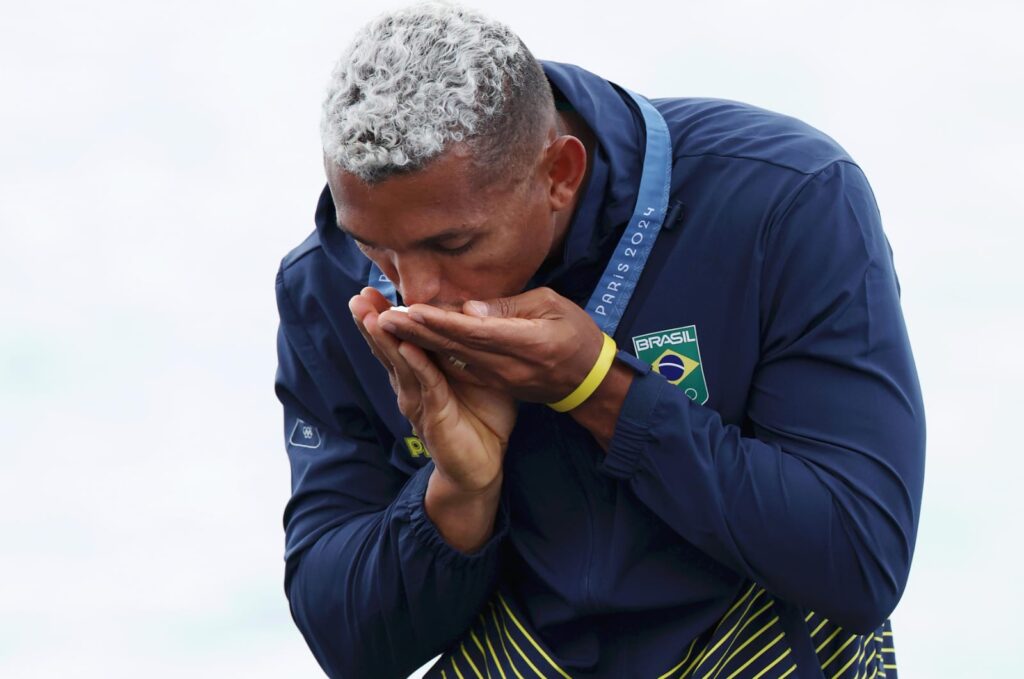 Isaquias Queiroz beija medalha em Paris 2024