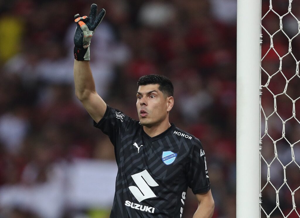 Carlos Lampe contra o Flamengo no Maracanã; jogadores do Bolívar mostram confiança antes de decisão na Libertadores