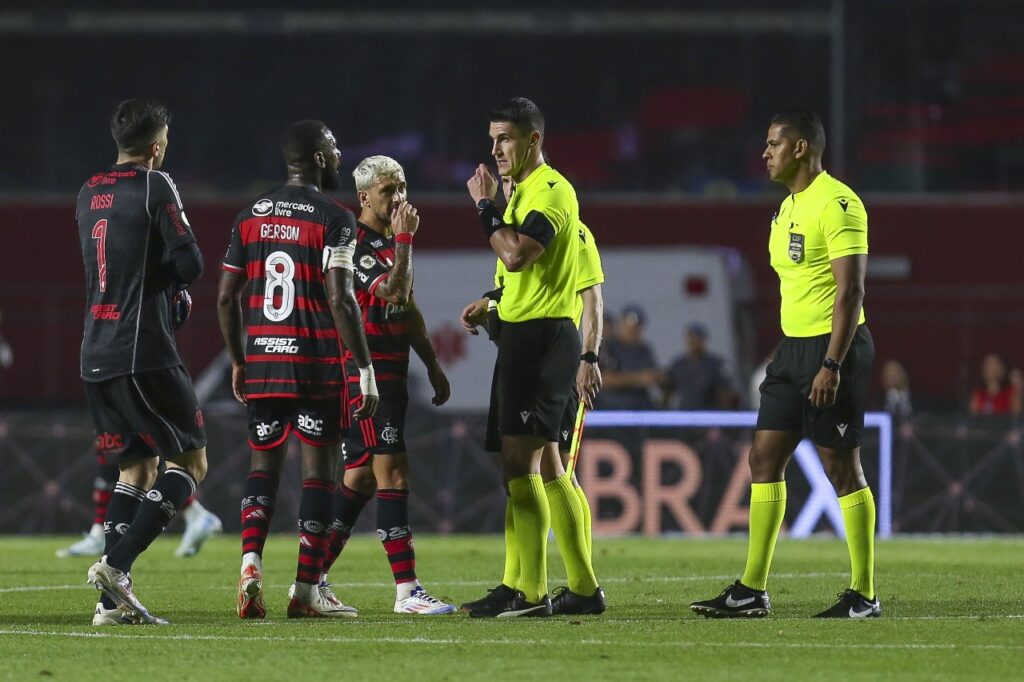 Rossi, Gerson e Arrascaeta reclamam com o árbitro Rafael Klein após São Paulo 1x0 Flamengo pelo Brasileirão 2024