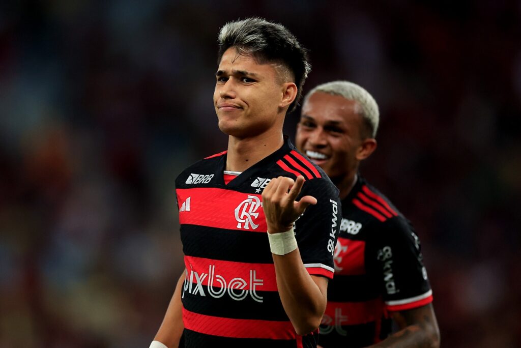 Luiz Araújo em campo pelo Flamengo, com Wesley ao fundo; dupla pode ser titular em Flamengo x Bolívar