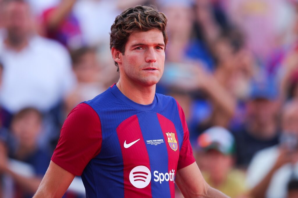 Marcos Alonso com semblante sério durante amistoso entre Barcelona e Tottenham