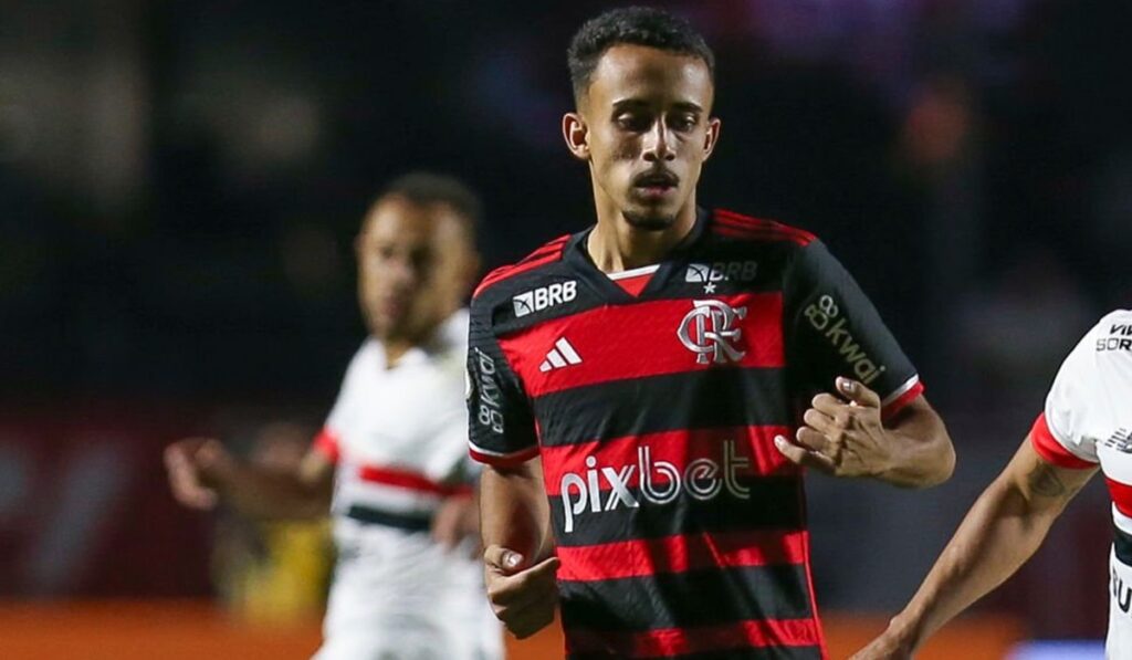 Matheus Gonçalves em jogo do Flamengo contra o São Paulo