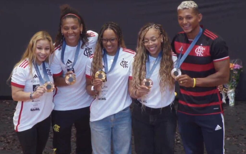 Medalhistas se emocionam em dia de homenagens no Flamengo