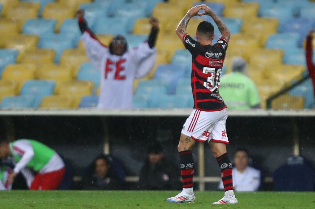 Michael comemora gol em reestreia pelo Flamengo contra o Red Bull Bragantino