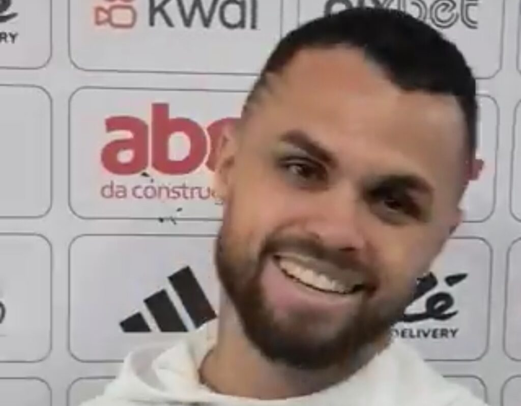 Michael sorri em entrevista após Flamengo x Bragantino