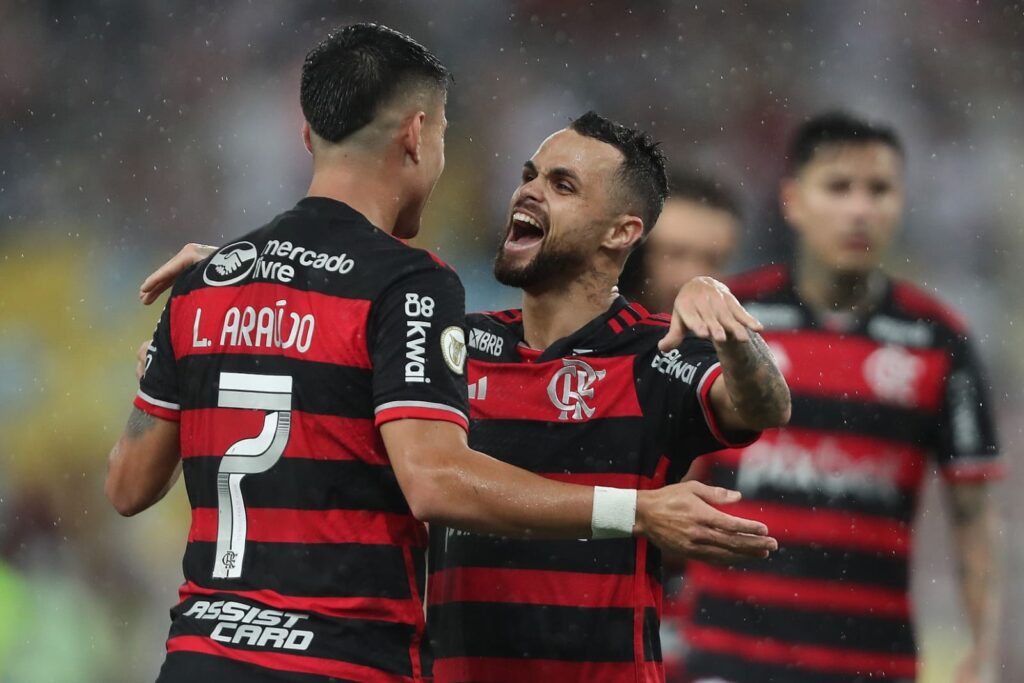 MIchael e Luiz Araújo comemoram gol do Flamengo contra o Bragantino; veja as últimas notícias