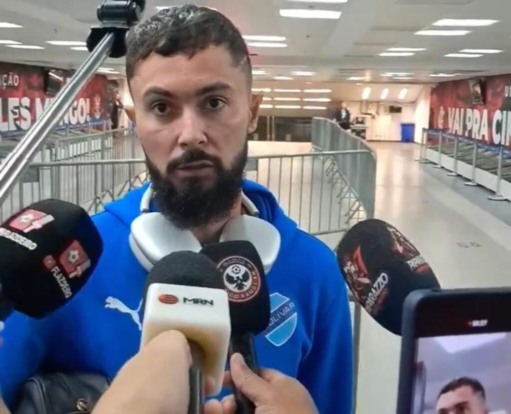 Microfones da imprensa apontados para ouvir Bruno Sávio, do Bolívar, após vitória do Flamengo