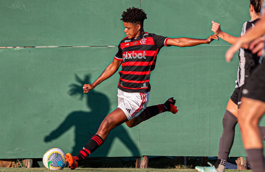 Sem espaço, Naná deixa Flamengo após 7 meses