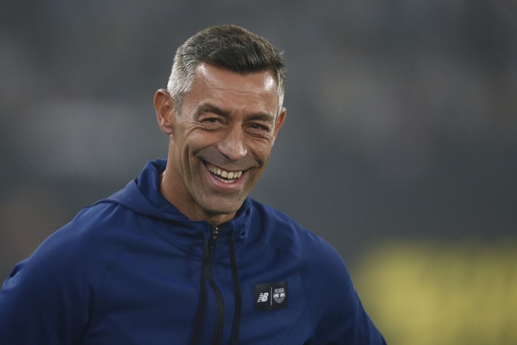 Pedor Caixinha, treinador do Bragantino, reage sorridente em jogo do Brasileirão 2023