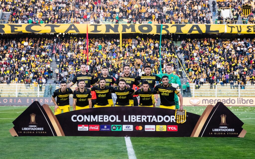 Atletas do Peñarol em partida contra o The Strongest. Uruguaios podem ser adversário do Flamengo na Libertadores