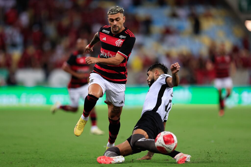 Arrascaeta em Flamengo x Botafogo do Brasileirão; rival reduz preço dos ingressos após reclamação do Flamengo