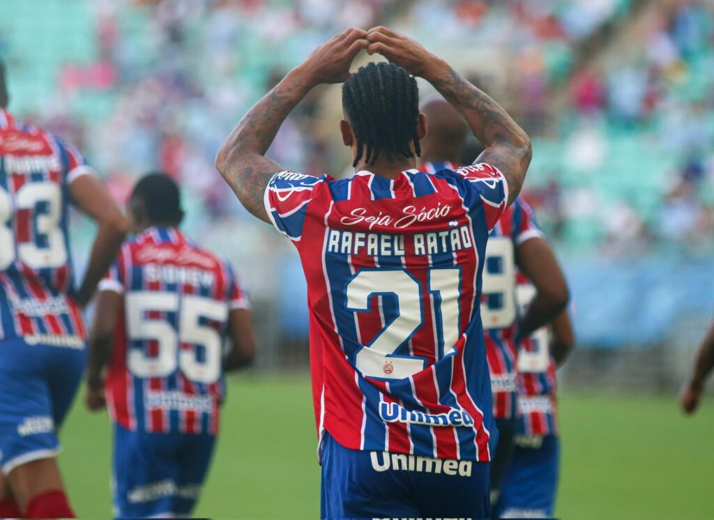 Rafael Ratão, de costas, fazendo coração para torcida do Bahia