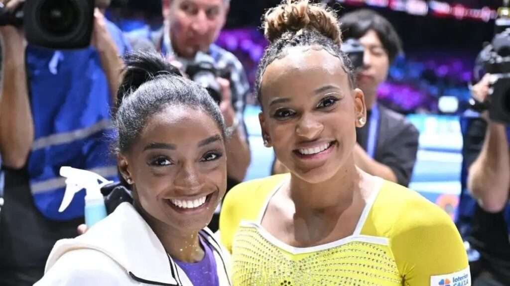 Simone Biles e Rebeca Andrade posando para foto nas olimpíadas de Paris 2024