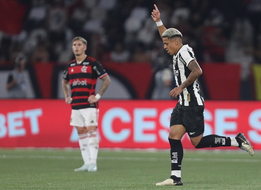 Matheus Martins comemora gol no clássico contra o Flamengo; reforços do Botafogo fizeram diferença