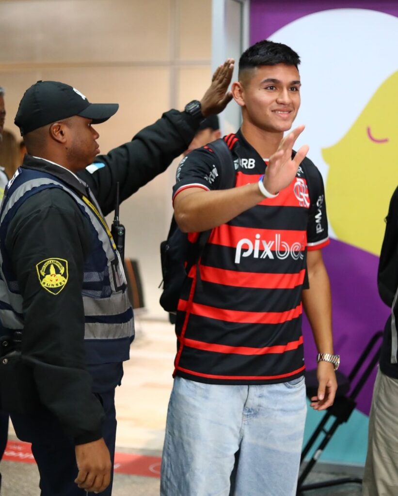 Carlos Alcaraz chega ao Rio de Janeiro com a camisa do Flamengo