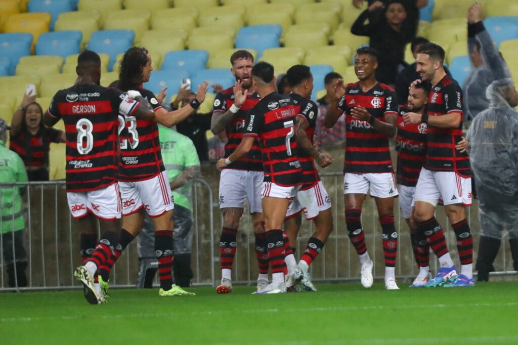 Time do Flamengo após gol sobre o Red Bull Bragantino; jogo registrou pior público pagante do clube no Brasileirão desde 2018